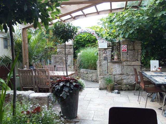 White Stones Art Cafe